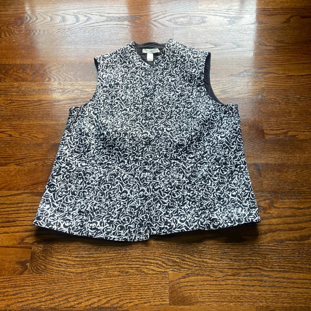 Women’s plus vest with buttons